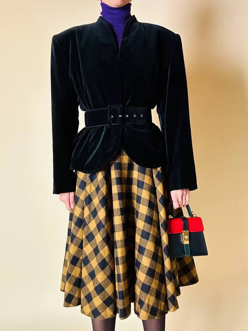 Giacca in velluto nero con maxi bottone gioiello