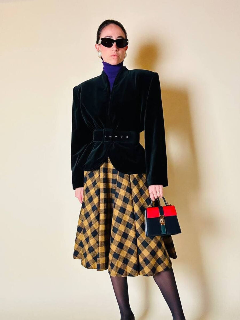 Giacca in velluto nero con maxi bottone gioiello
