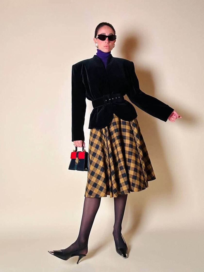 Giacca in velluto nero con maxi bottone gioiello