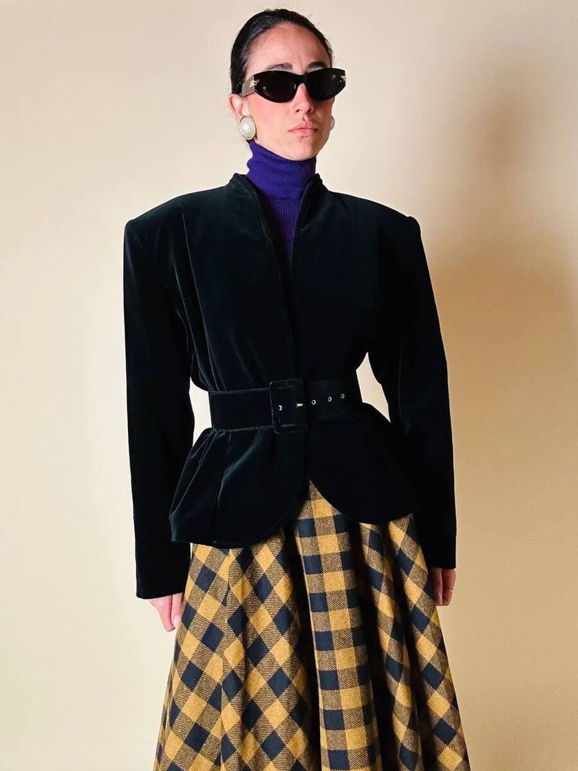 Giacca in velluto nero con maxi bottone gioiello