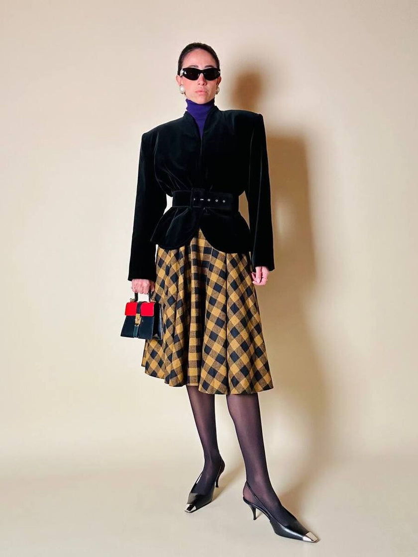 Giacca in velluto nero con maxi bottone gioiello