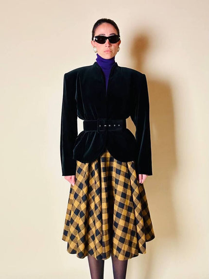 Giacca in velluto nero con maxi bottone gioiello