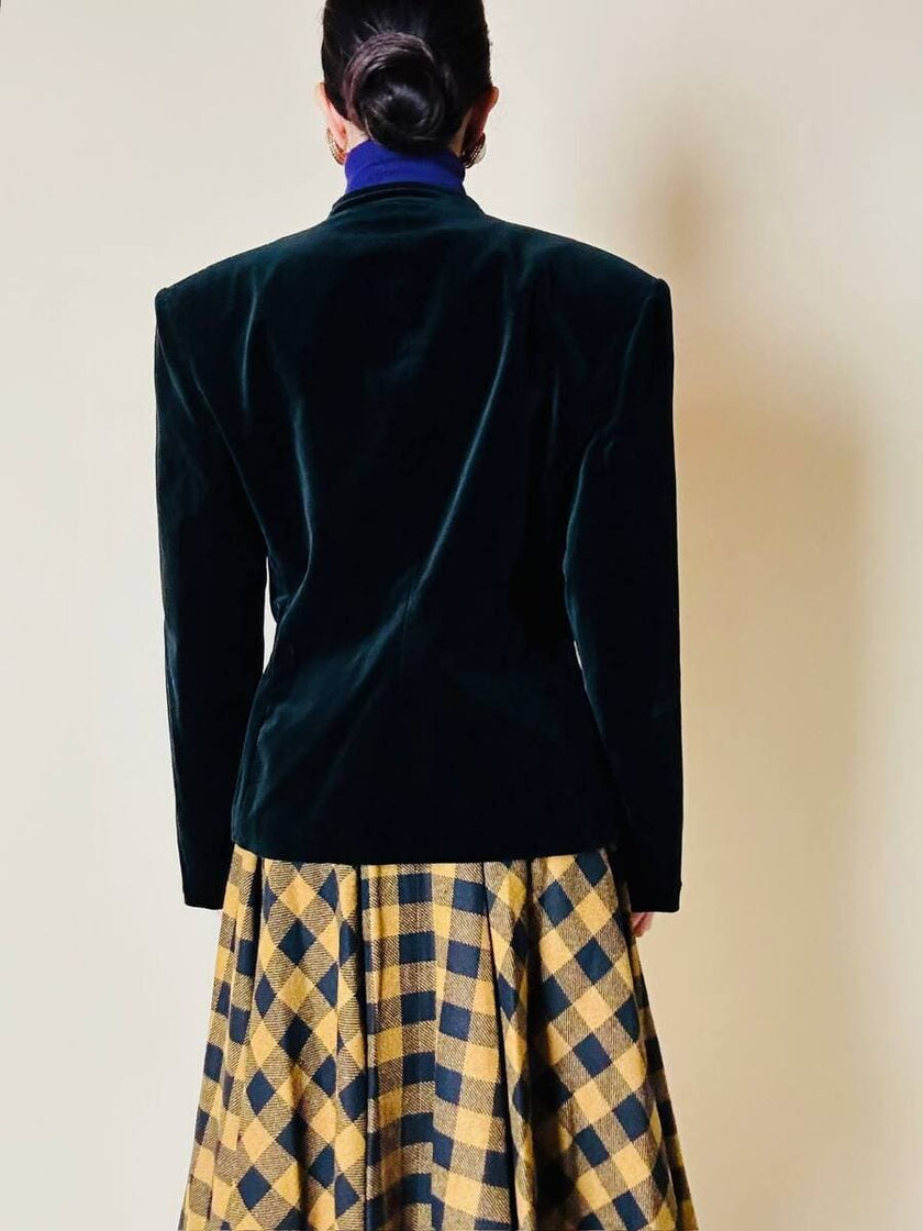 Giacca in velluto nero con maxi bottone gioiello