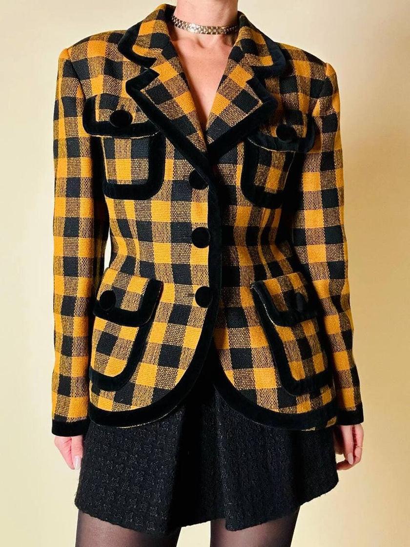Giacca in lana fantasia damier giallo e nero con riporti di velluto “C’est Commeca”