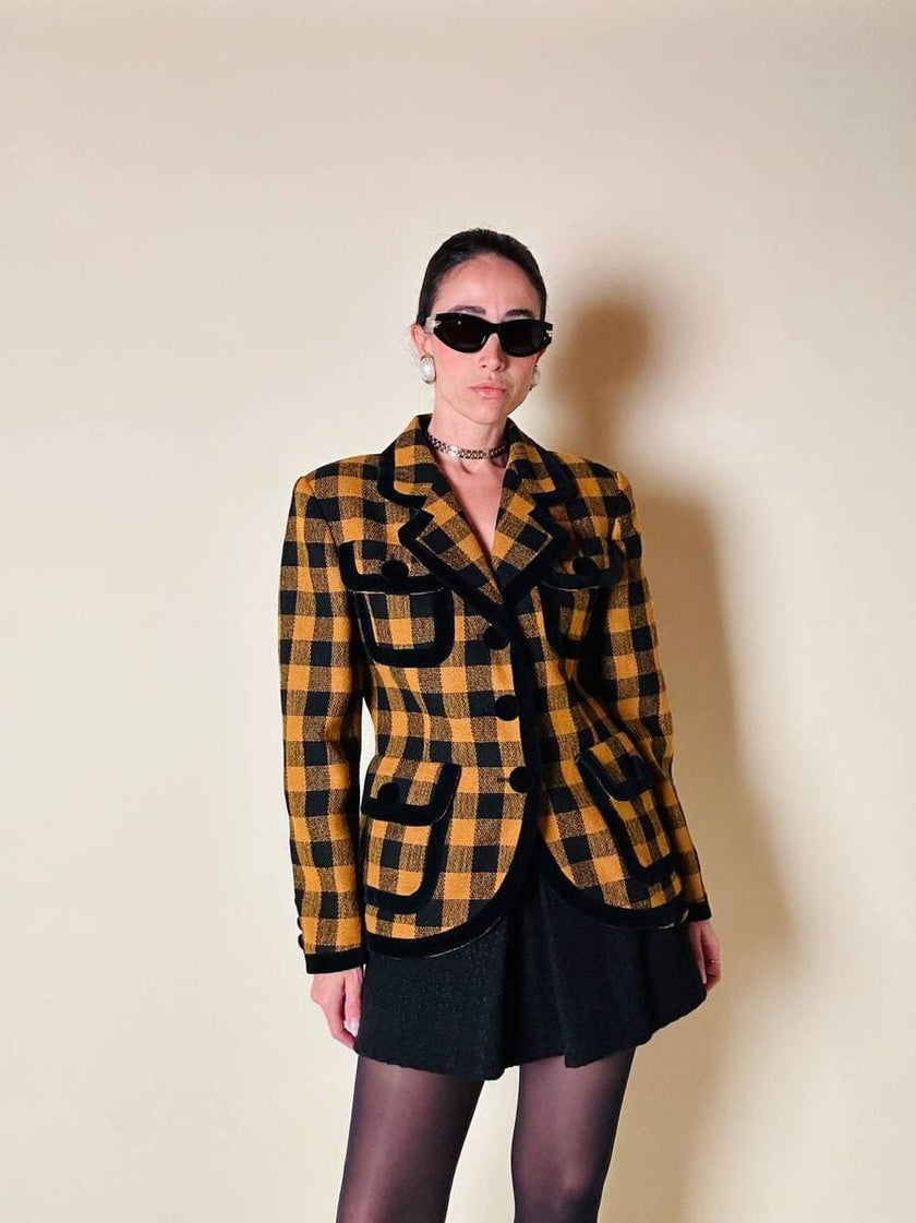 Giacca in lana fantasia damier giallo e nero con riporti di velluto “C’est Commeca”