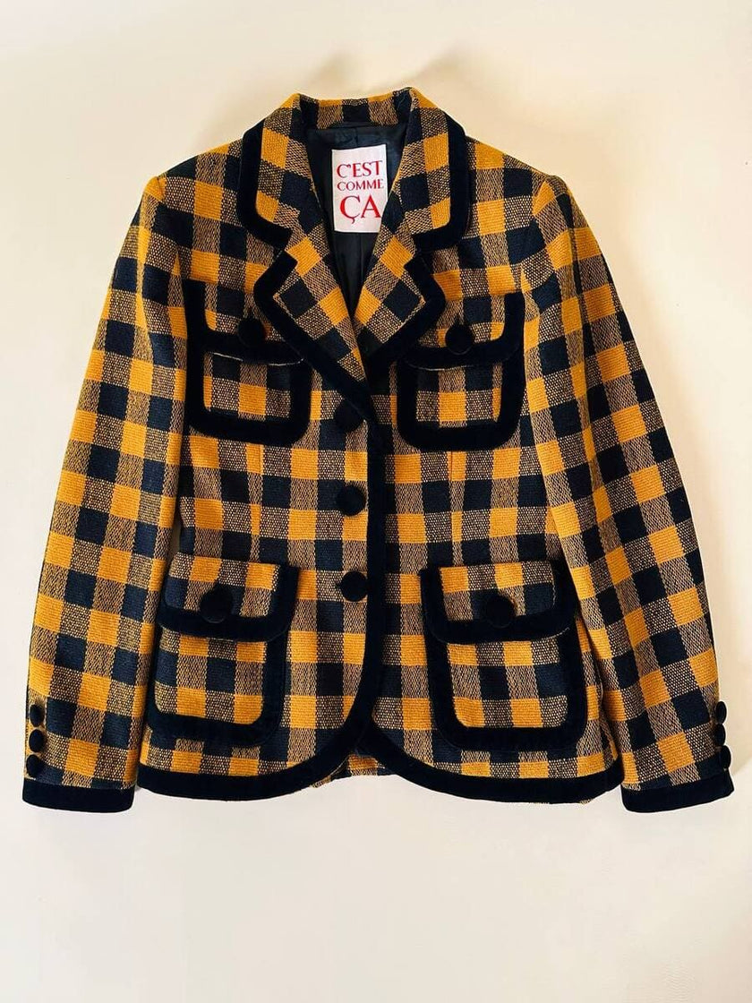 Giacca in lana fantasia damier giallo e nero con riporti di velluto “C’est Commeca”