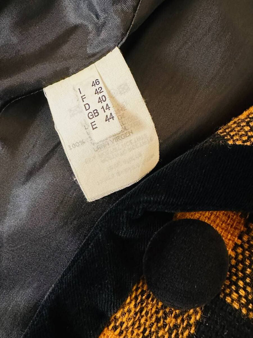 Giacca in lana fantasia damier giallo e nero con riporti di velluto “C’est Commeca”