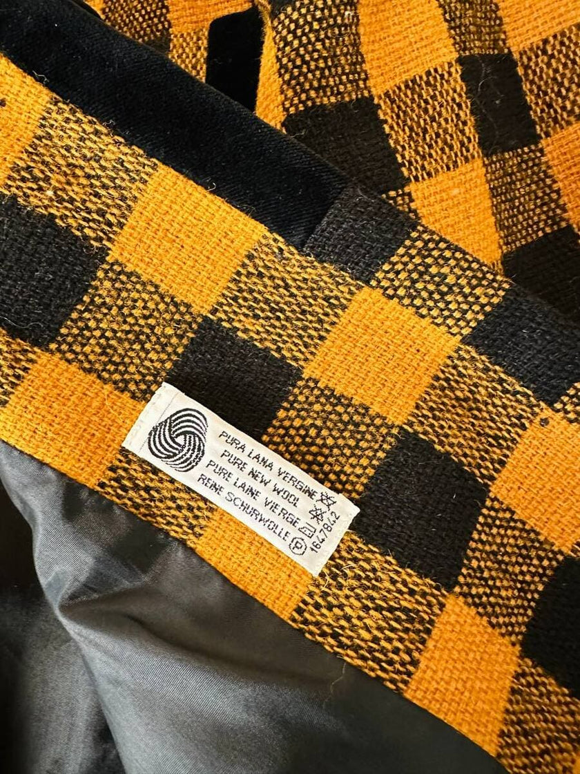 Giacca in lana fantasia damier giallo e nero con riporti di velluto “C’est Commeca”