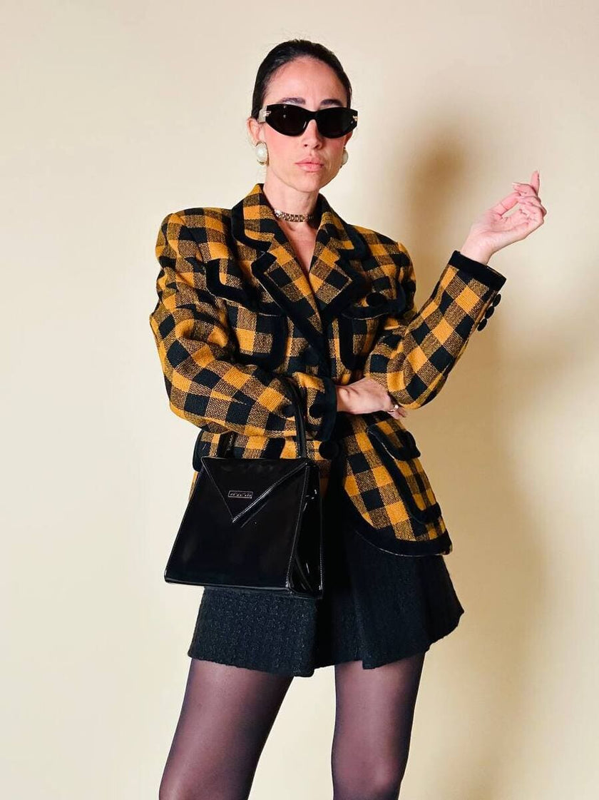 Giacca in lana fantasia damier giallo e nero con riporti di velluto “C’est Commeca”
