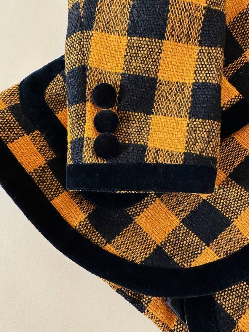 Giacca in lana fantasia damier giallo e nero con riporti di velluto “C’est Commeca”