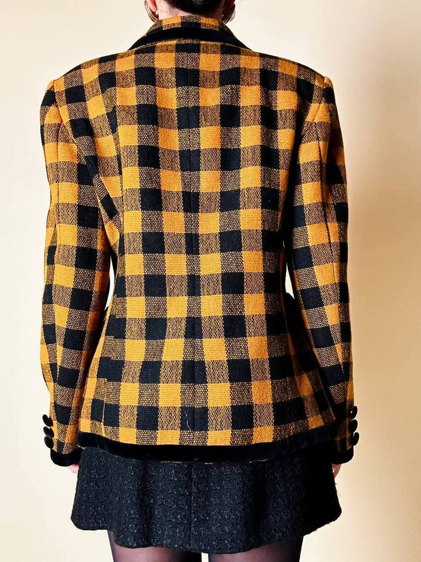 Giacca in lana fantasia damier giallo e nero con riporti di velluto “C’est Commeca”