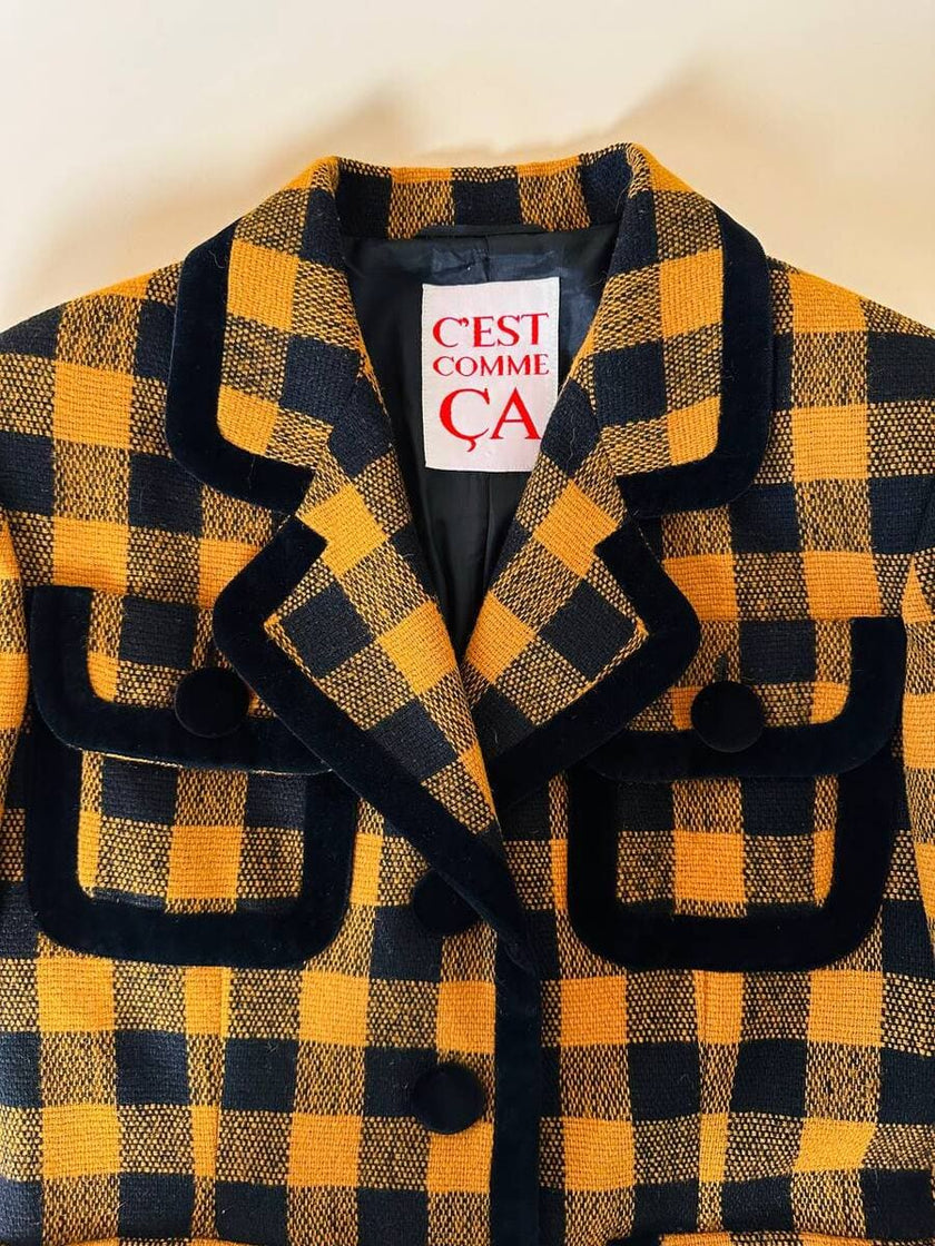 Giacca in lana fantasia damier giallo e nero con riporti di velluto “C’est Commeca”