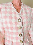 Giacca sartoriale in tweed rosa e bianco con bottoni gioiello