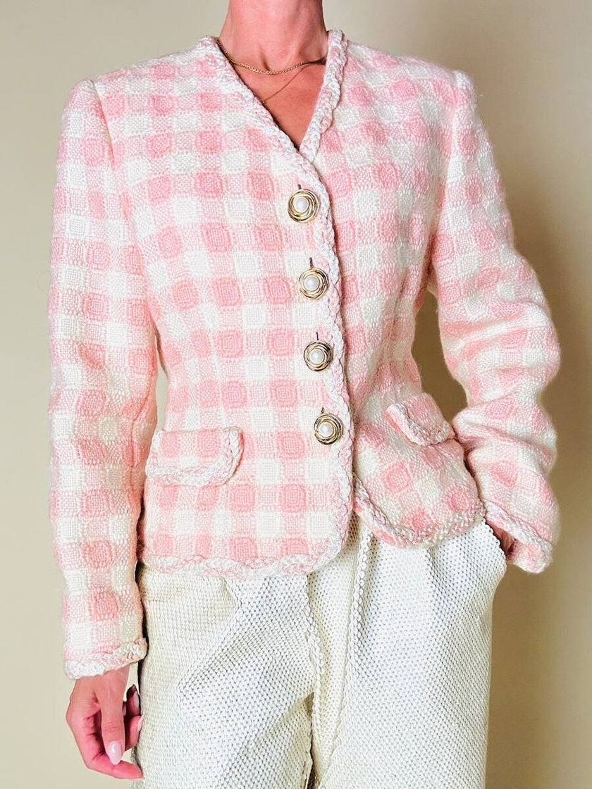 Giacca sartoriale in tweed rosa e bianco con bottoni gioiello