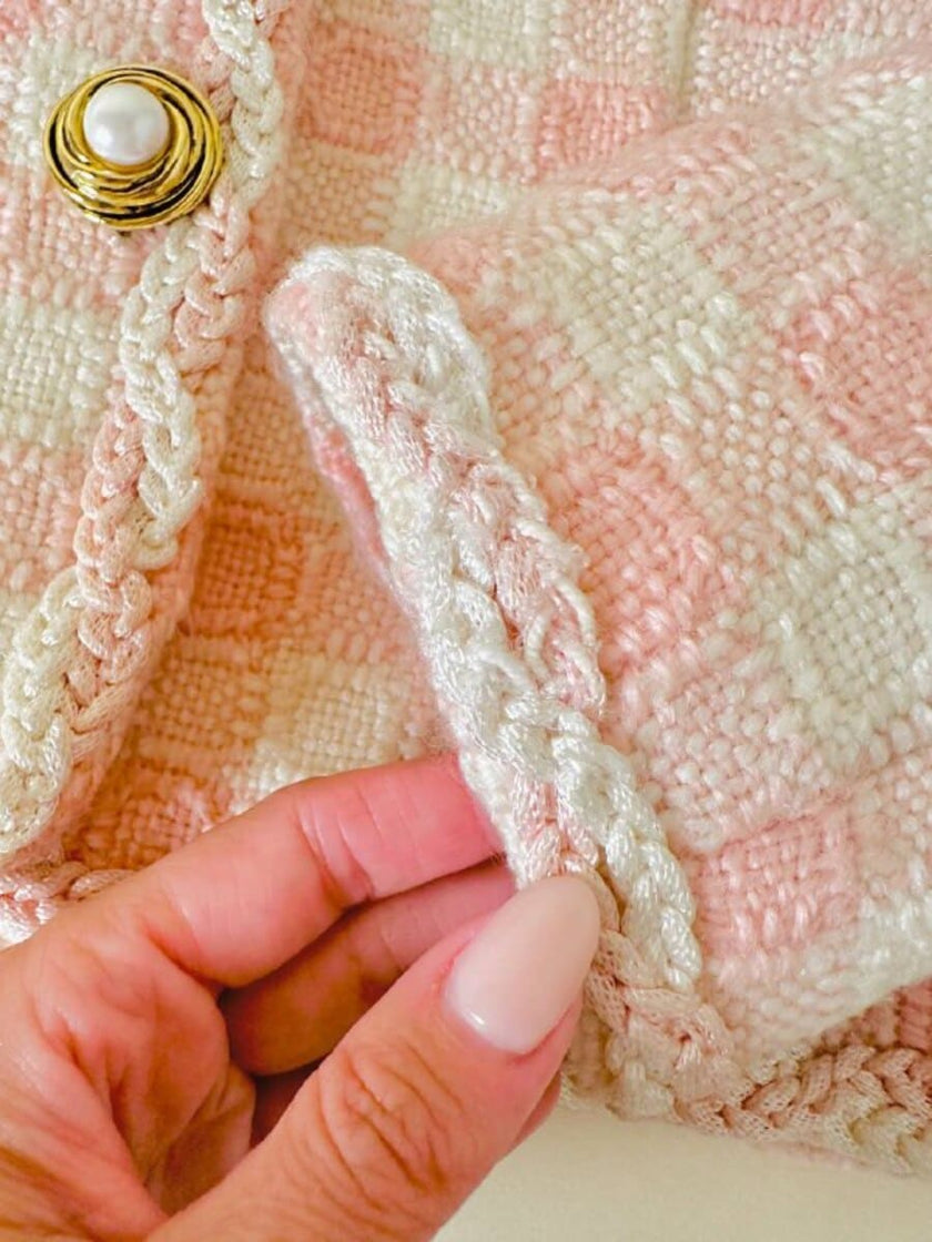 Giacca sartoriale in tweed rosa e bianco con bottoni gioiello