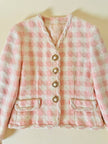 Giacca sartoriale in tweed rosa e bianco con bottoni gioiello