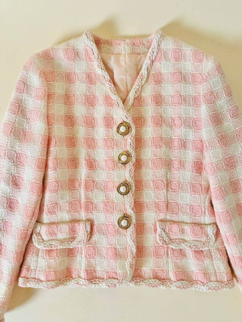Giacca sartoriale in tweed rosa e bianco con bottoni gioiello