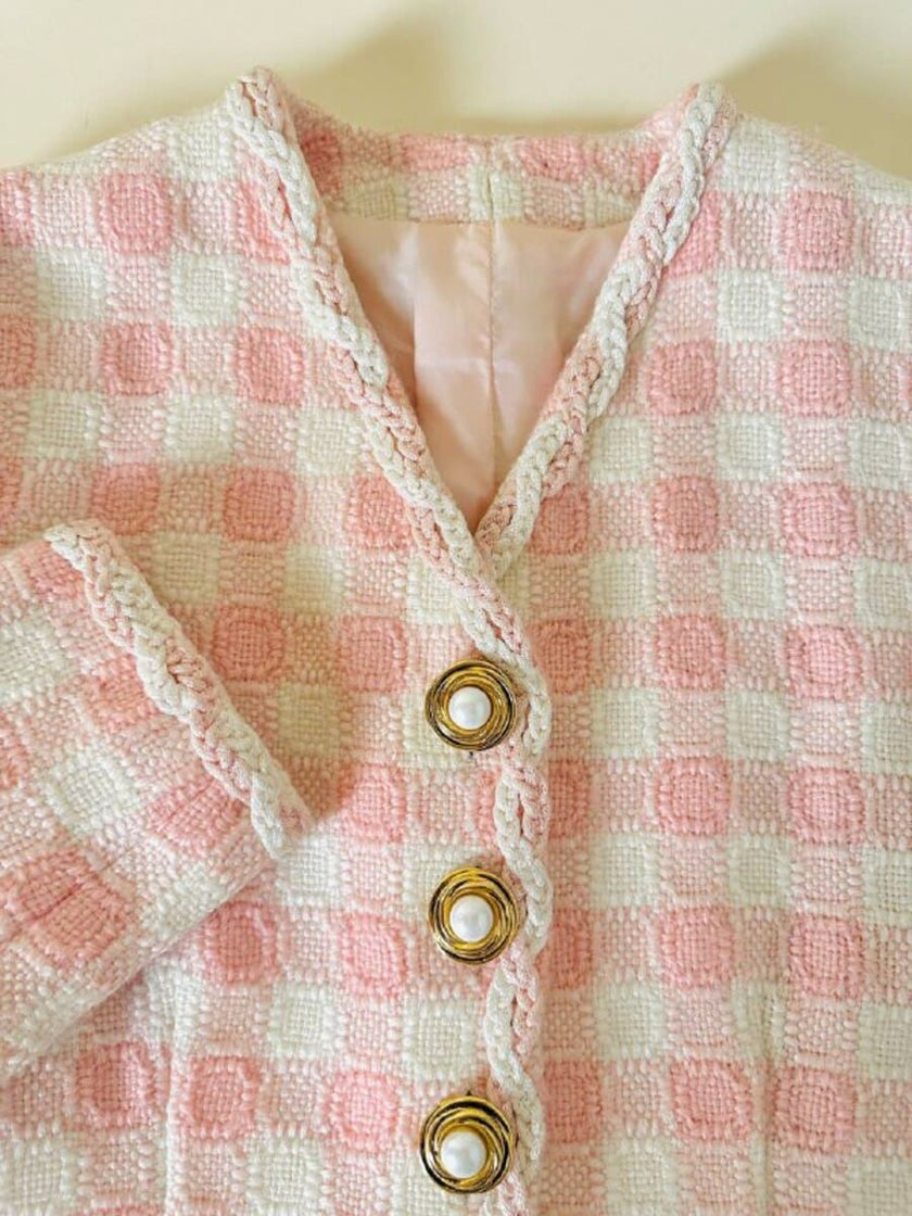 Giacca sartoriale in tweed rosa e bianco con bottoni gioiello