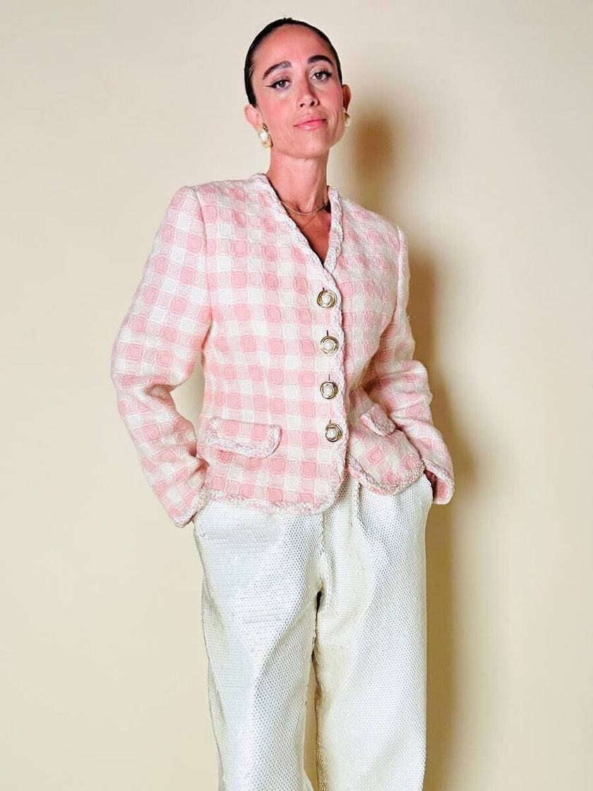 Giacca sartoriale in tweed rosa e bianco con bottoni gioiello