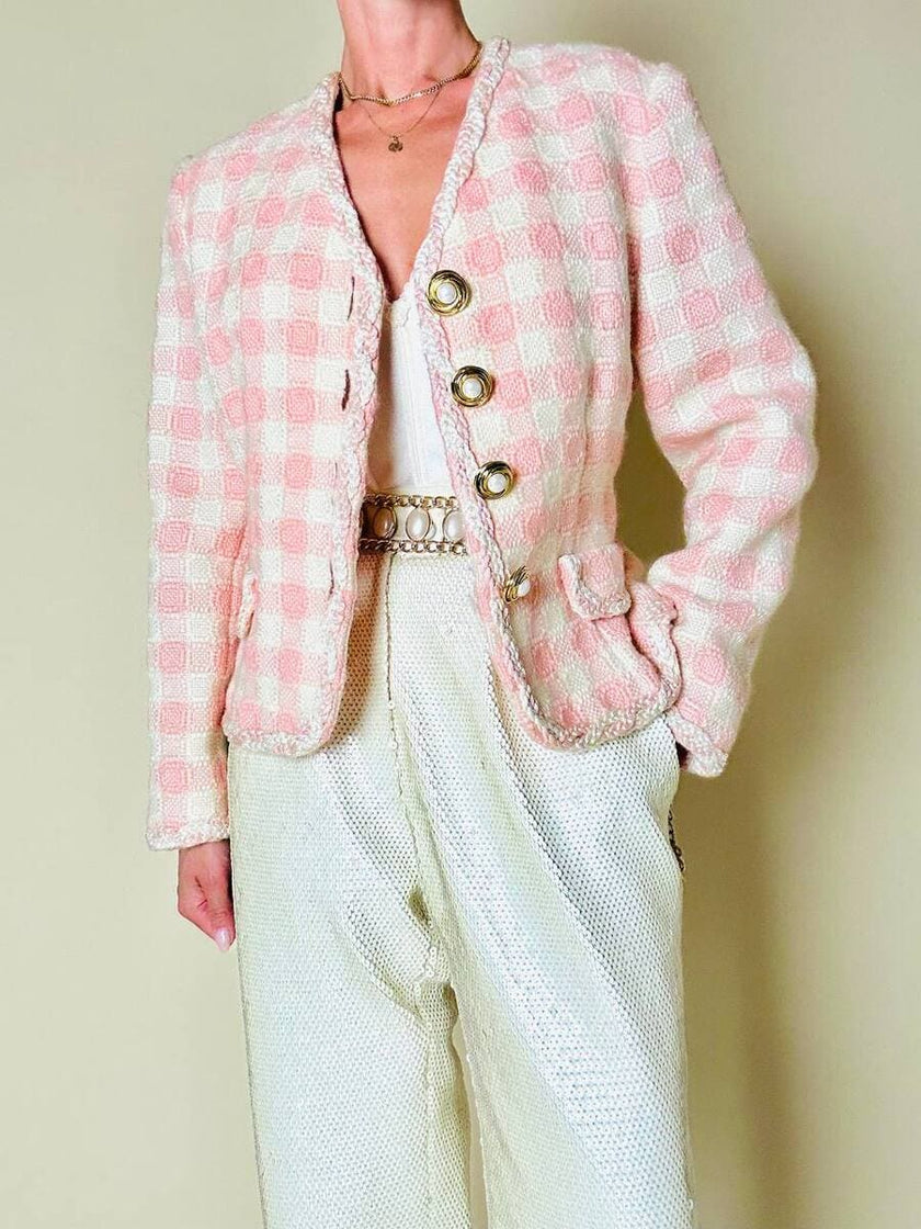 Giacca sartoriale in tweed rosa e bianco con bottoni gioiello