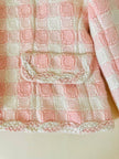Giacca sartoriale in tweed rosa e bianco con bottoni gioiello