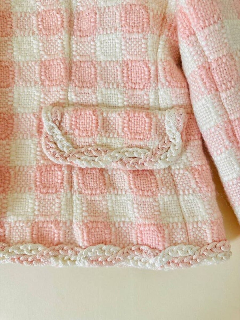 Giacca sartoriale in tweed rosa e bianco con bottoni gioiello