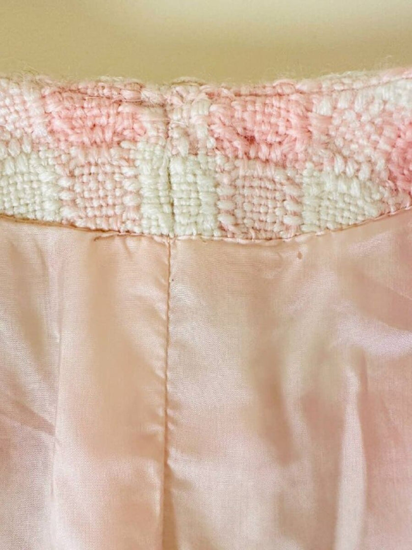 Giacca sartoriale in tweed rosa e bianco con bottoni gioiello