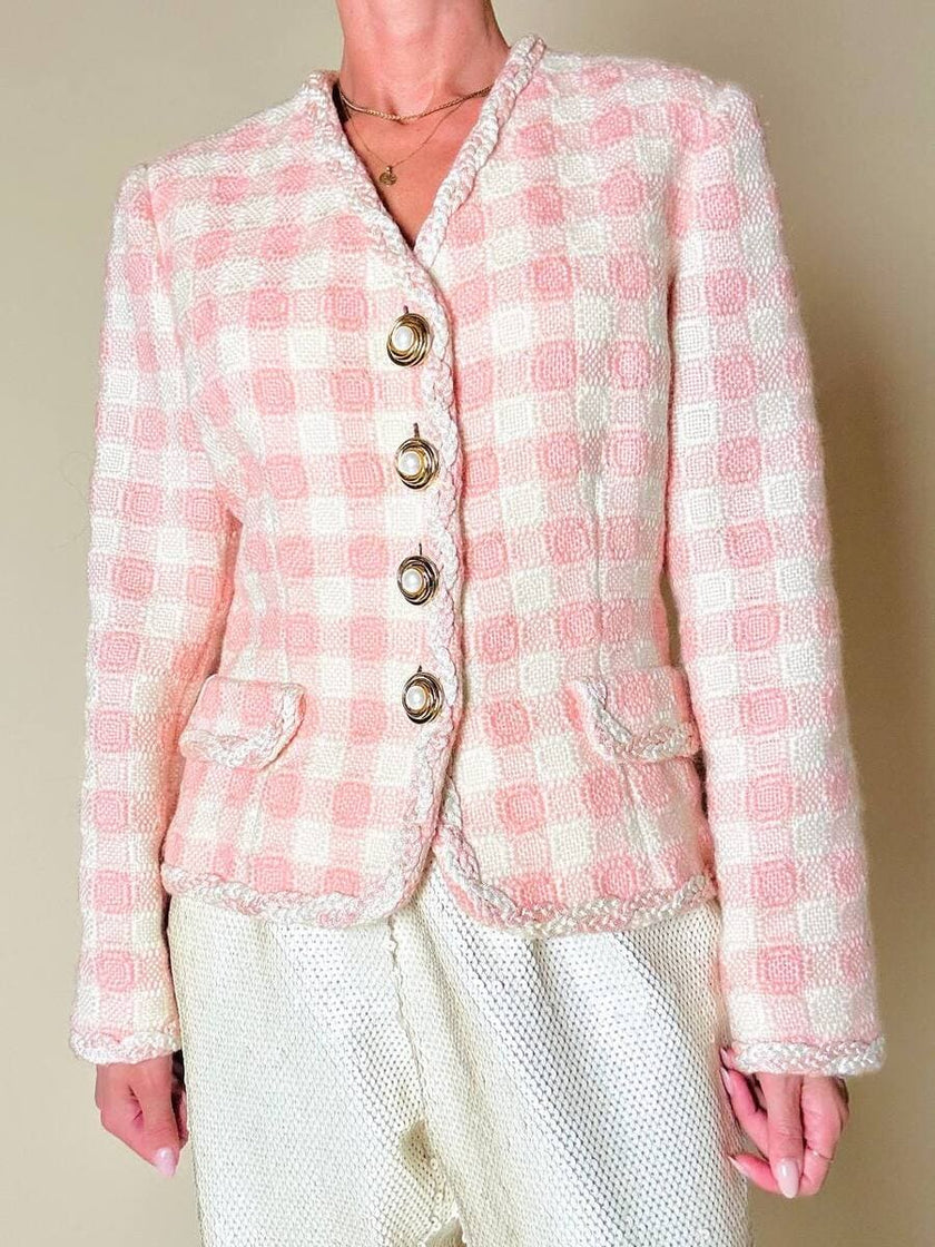 Giacca sartoriale in tweed rosa e bianco con bottoni gioiello