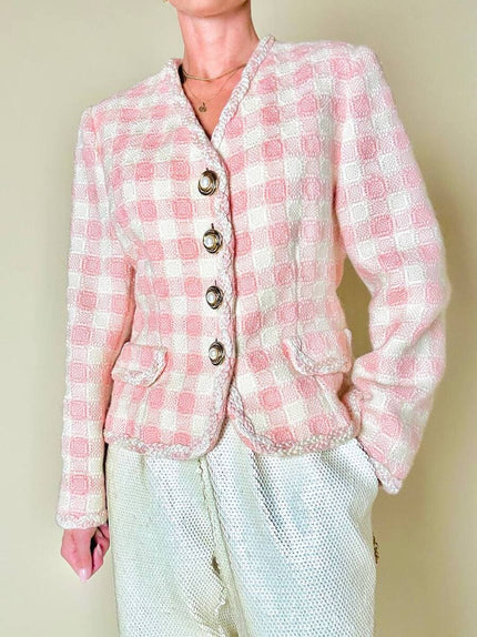 Giacca sartoriale in tweed rosa e bianco con bottoni gioiello