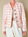 Giacca sartoriale in tweed rosa e bianco con bottoni gioiello