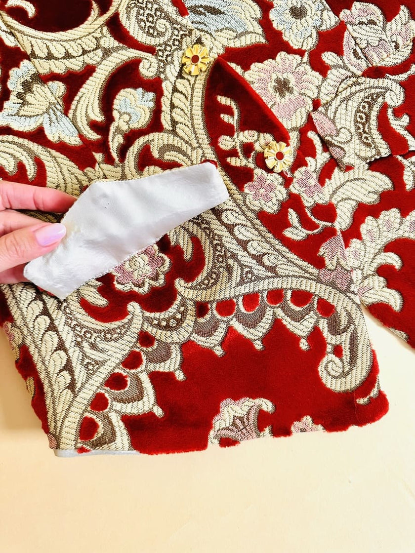 Gilet in velluto damascato con bottoni gioiello 