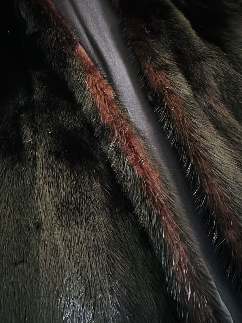 Gilet lungo in visone marrone con riflessi mogano