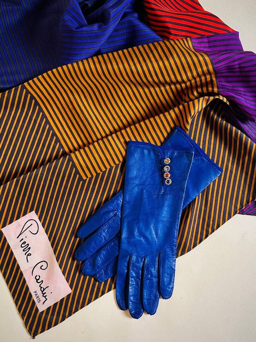 Guanti in nappa bluette con piccoli bottoni gioiello
