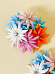 Maxi clip con fiori multicolor e strass