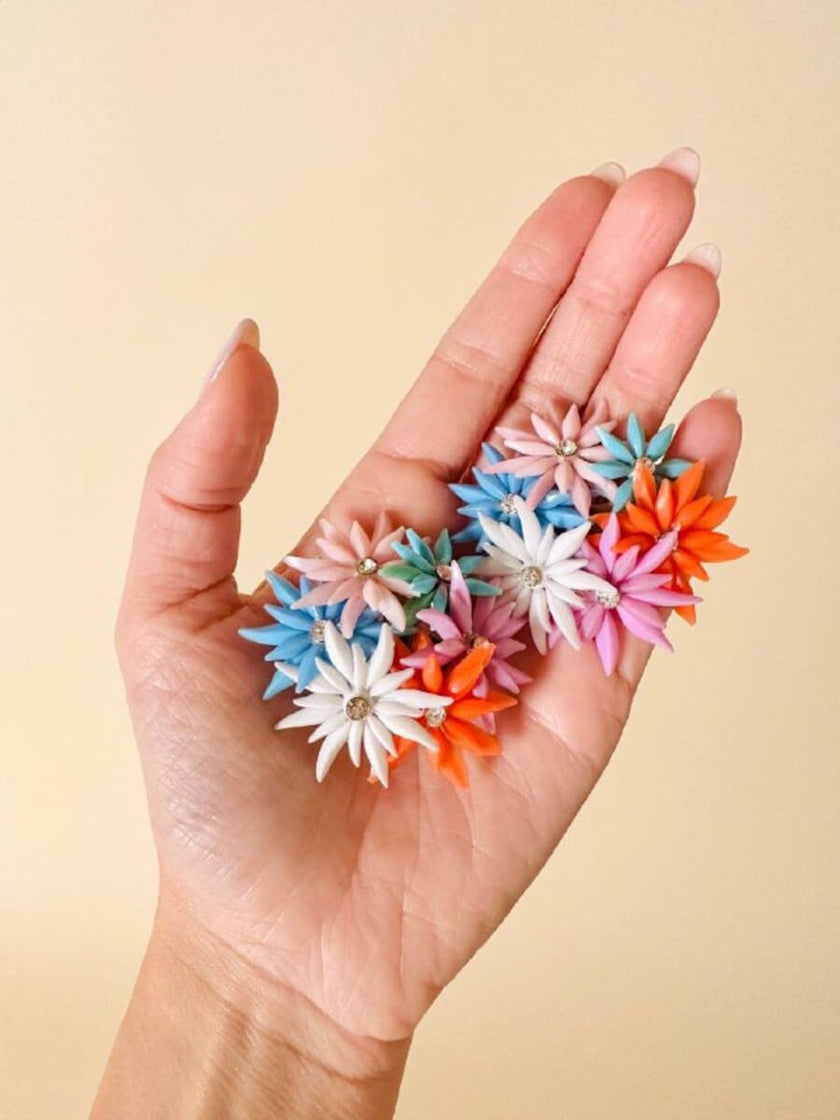 Maxi clip con fiori multicolor e strass