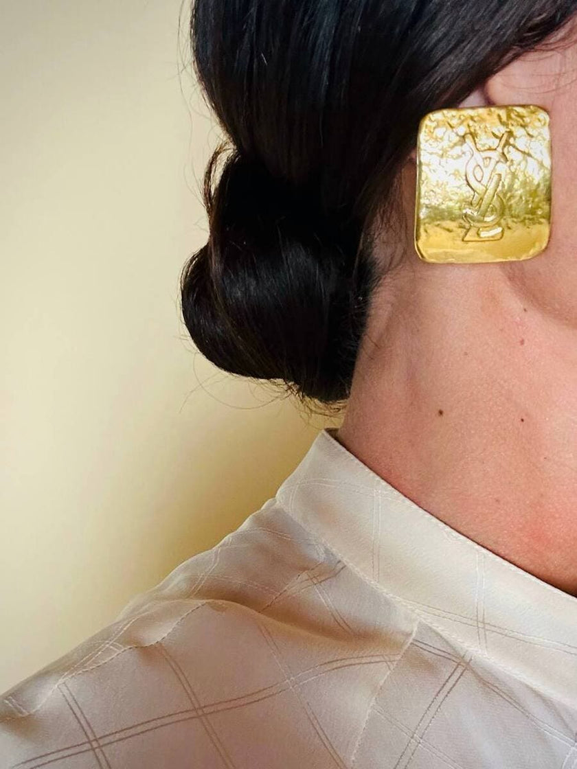Maxi clip oro con logo “Yves Saint Laurent”