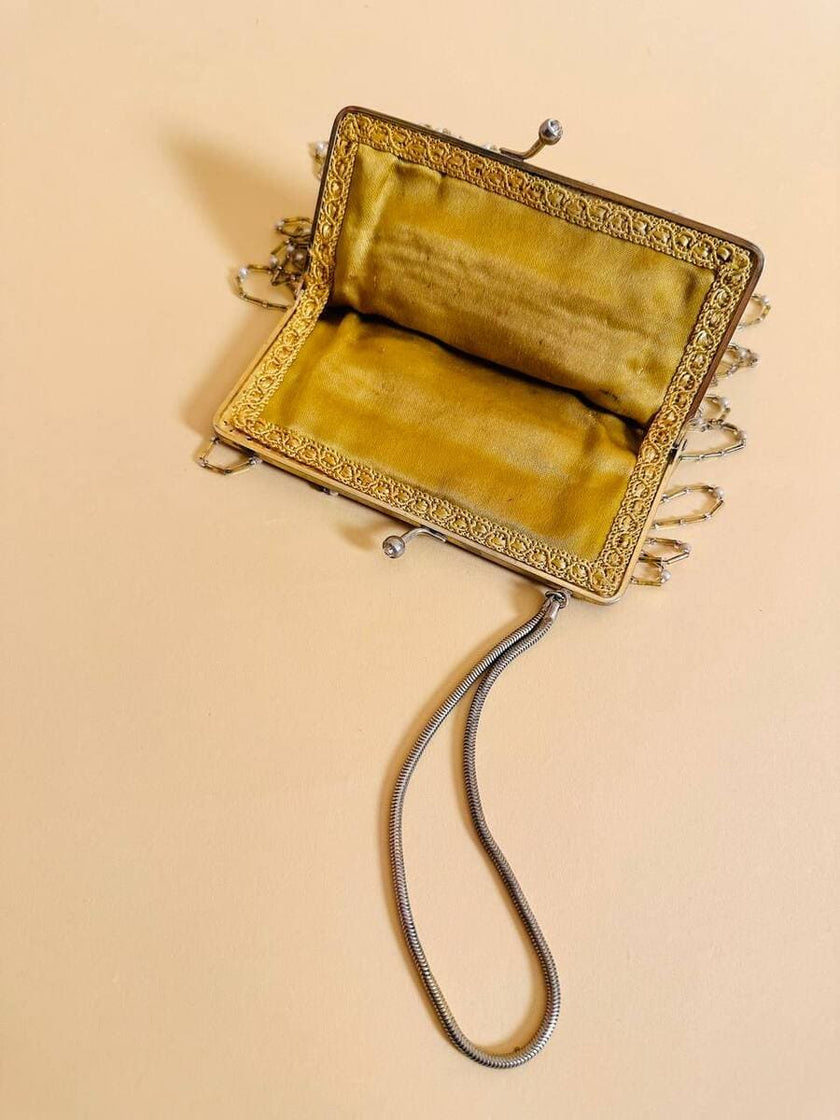 Mini bag in crochet oro con frange di perline