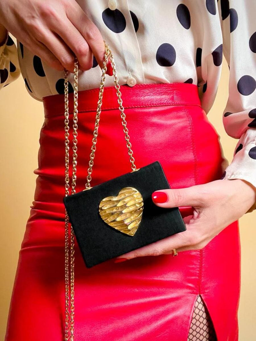 Mini bag a tracolla in raso nero con maxi cuore oro