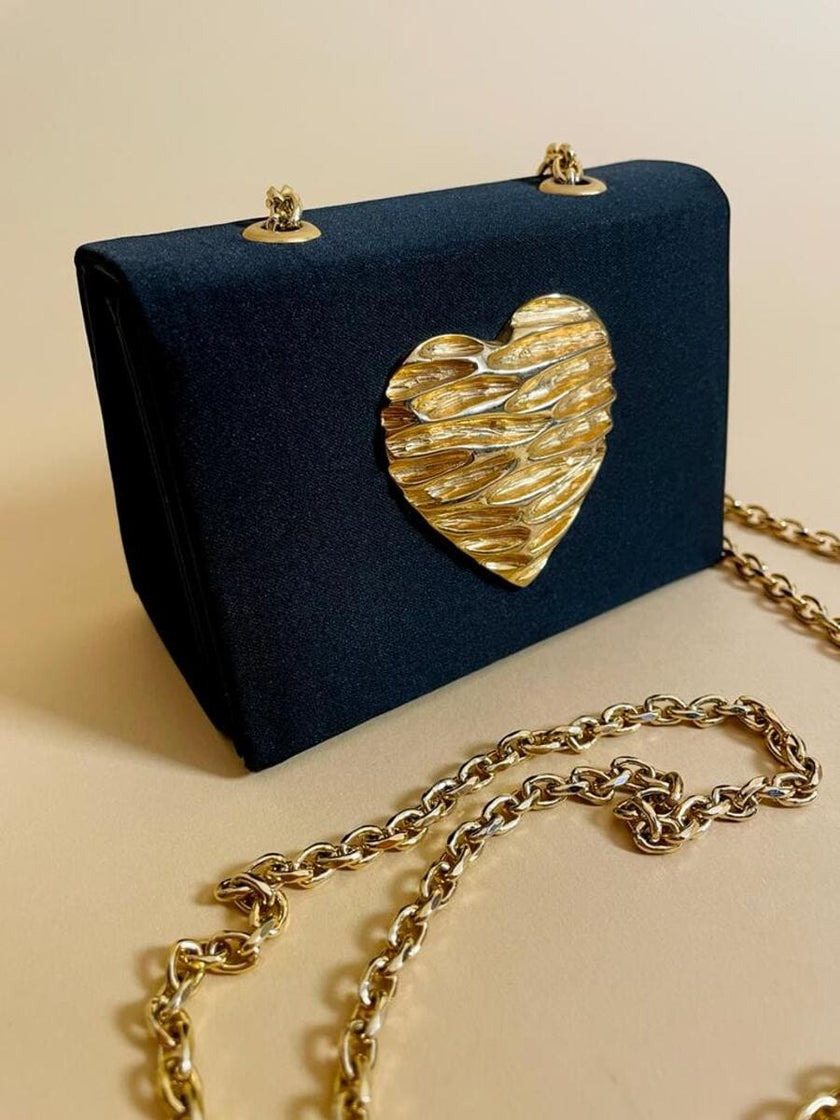 Mini bag a tracolla in raso nero con maxi cuore oro