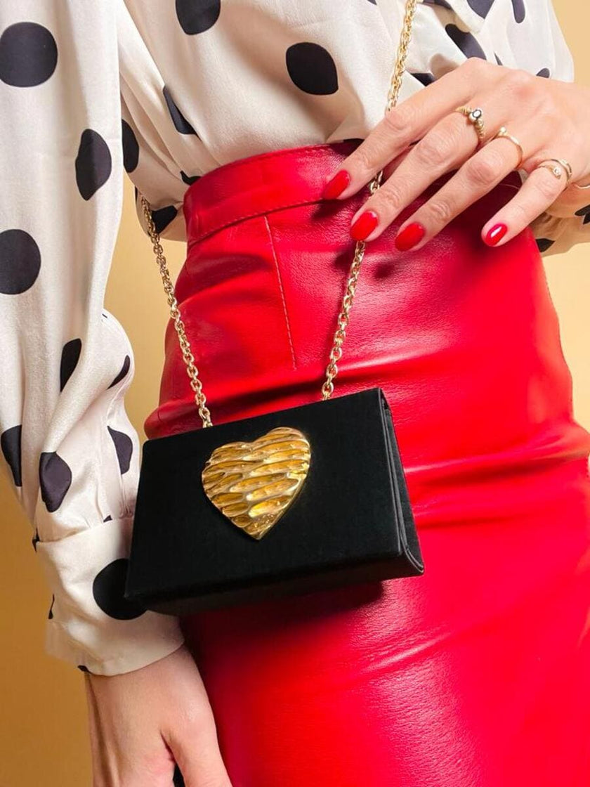 Mini bag a tracolla in raso nero con maxi cuore oro
