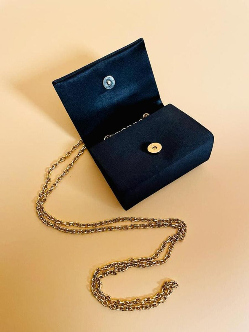 Mini bag a tracolla in raso nero con maxi cuore oro