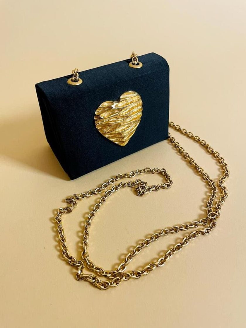 Mini bag a tracolla in raso nero con maxi cuore oro