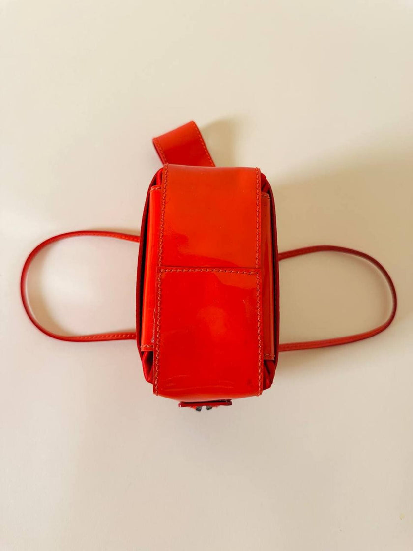 Mini bag in vernice arancione con logo in specchio argento “Fendi”