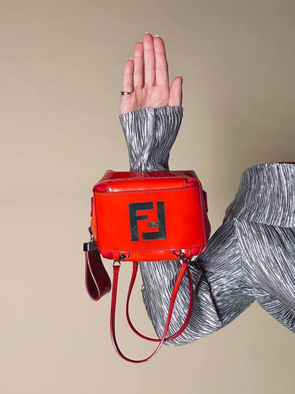 Mini bag in vernice arancione con logo in specchio argento “Fendi”
