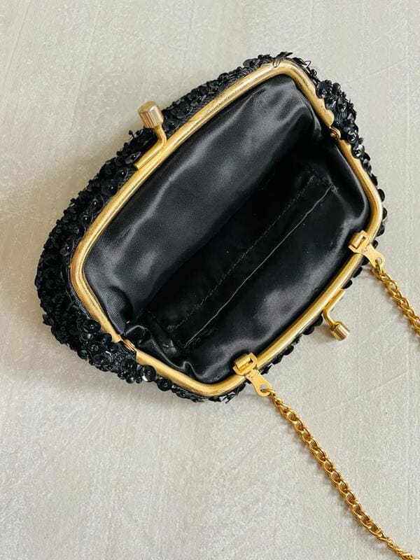 Mini bag ricamata con paillettes nere