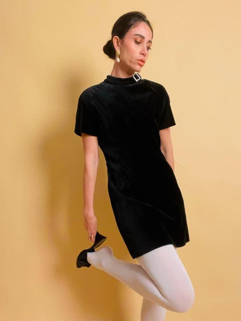Mini dress in velluto nero con fibbia gioiello