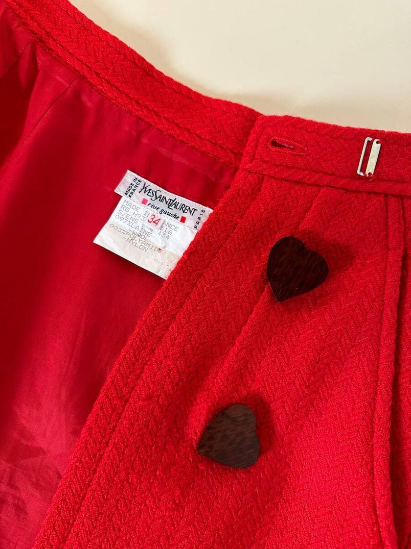 Minigonna a portafoglio in lana rossa con maxi bottoni a cuore “Yves Saint Laurent”