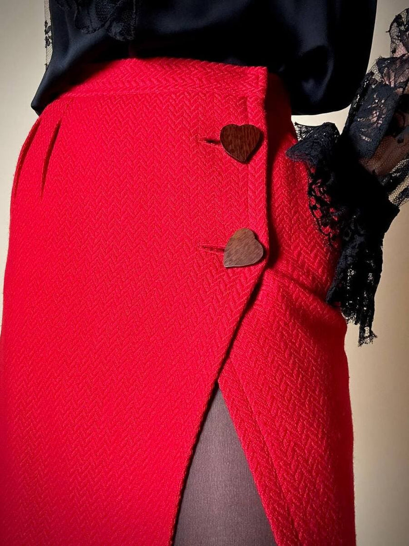 Minigonna a portafoglio in lana rossa con maxi bottoni a cuore “Yves Saint Laurent”