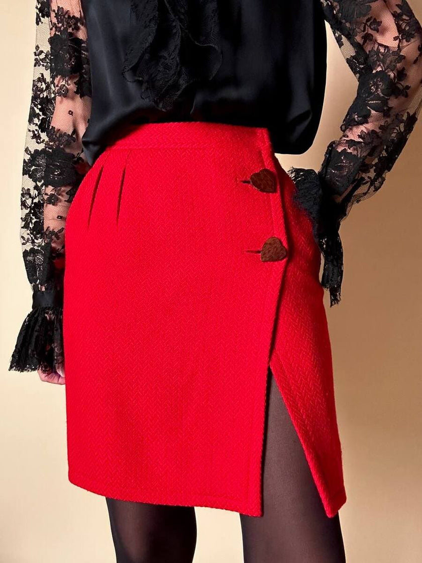 Minigonna a portafoglio in lana rossa con maxi bottoni a cuore “Yves Saint Laurent”
