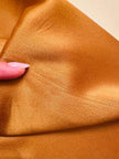 Pantalone a palazzo in cady lucido color ambra 